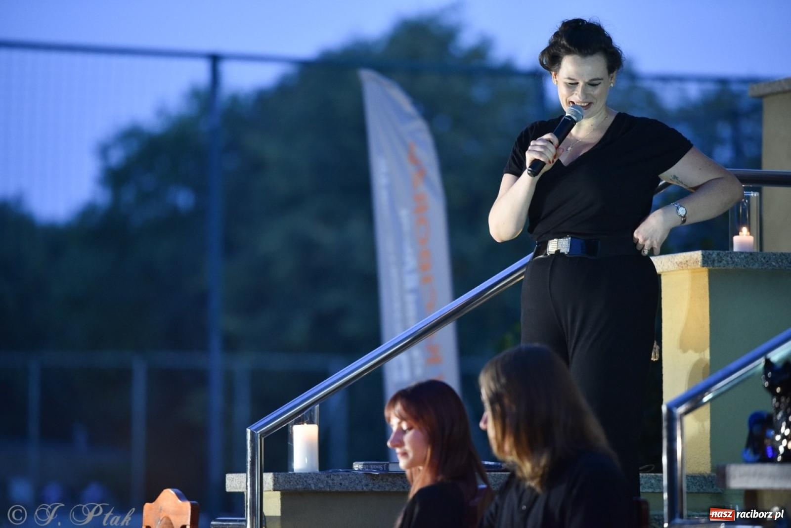 Zdjęcie w galerii na portalu naszraciborz.pl: Ah, kultura! Teatr Wodzisławskiej Ulicy na schodach raciborskiej książnicy wiadomości z regionu