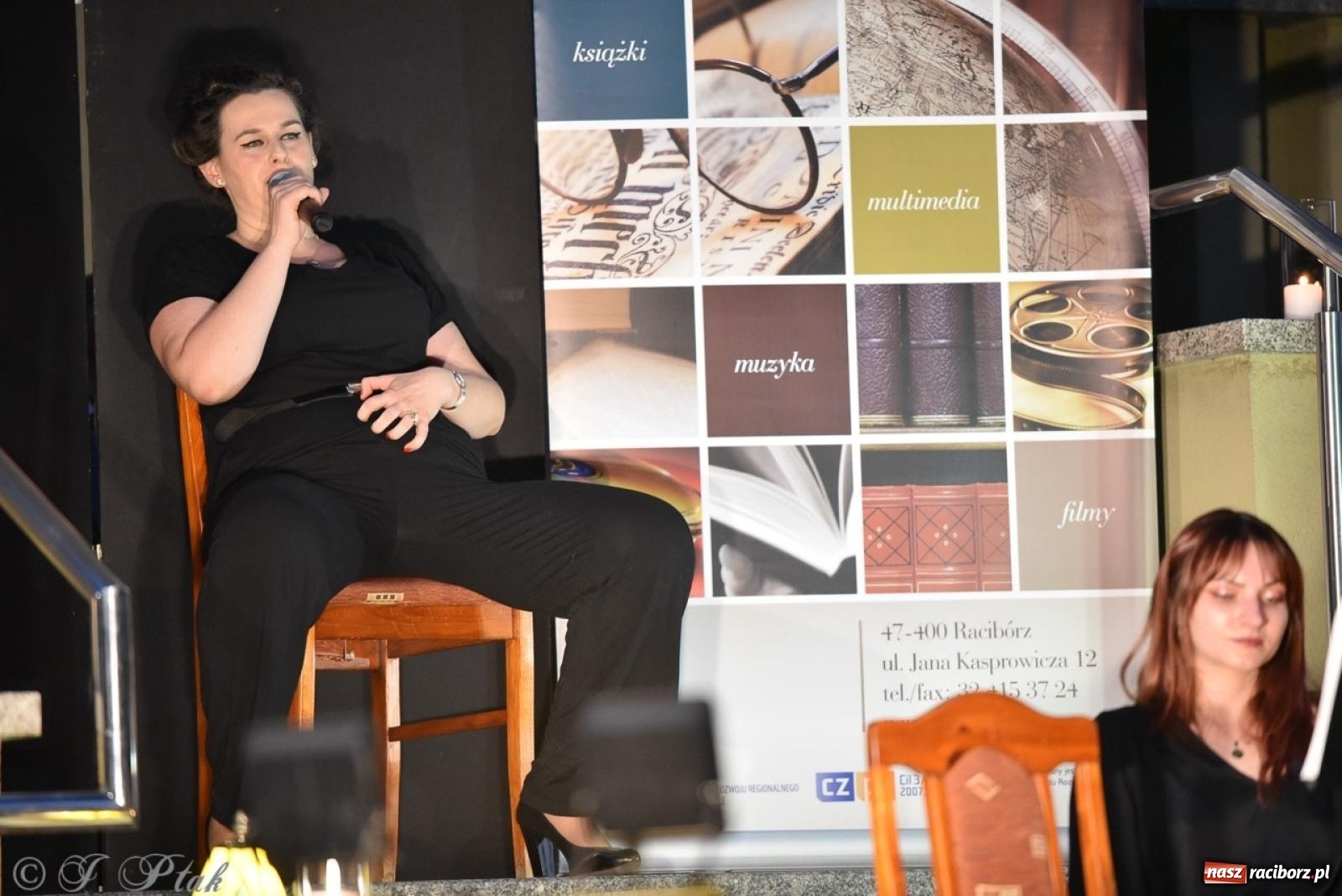 Zdjęcie w galerii na portalu naszraciborz.pl: Ah, kultura! Teatr Wodzisławskiej Ulicy na schodach raciborskiej książnicy wiadomości z regionu