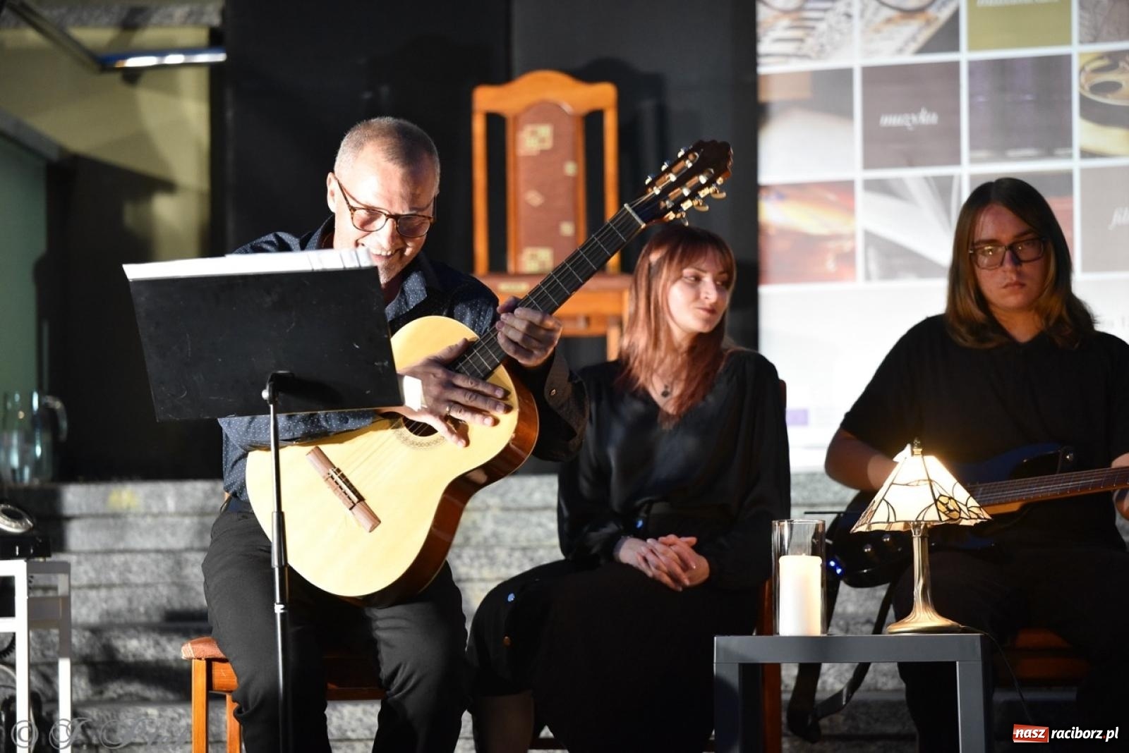 Zdjęcie w galerii na portalu naszraciborz.pl: Ah, kultura! Teatr Wodzisławskiej Ulicy na schodach raciborskiej książnicy wiadomości z regionu