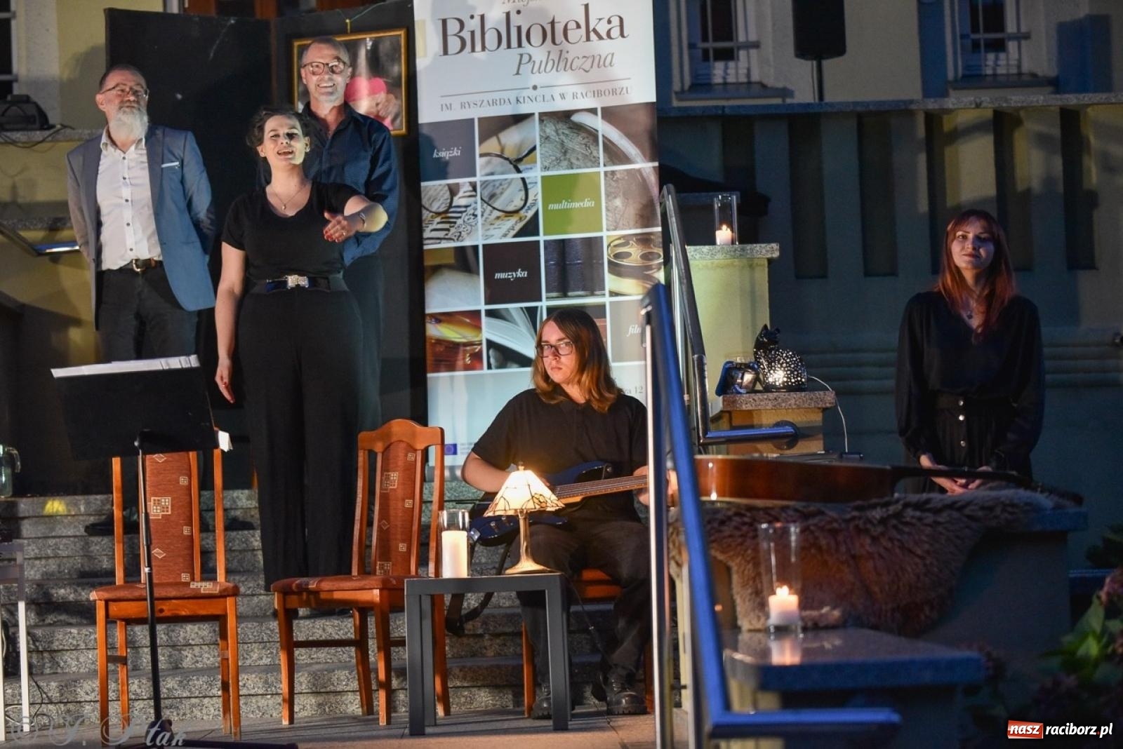 Zdjęcie w galerii na portalu naszraciborz.pl: Ah, kultura! Teatr Wodzisławskiej Ulicy na schodach raciborskiej książnicy wiadomości z regionu