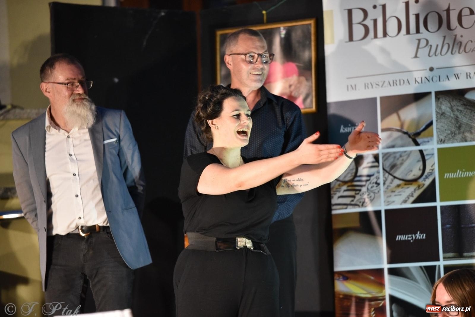 Zdjęcie w galerii na portalu naszraciborz.pl: Ah, kultura! Teatr Wodzisławskiej Ulicy na schodach raciborskiej książnicy wiadomości z regionu