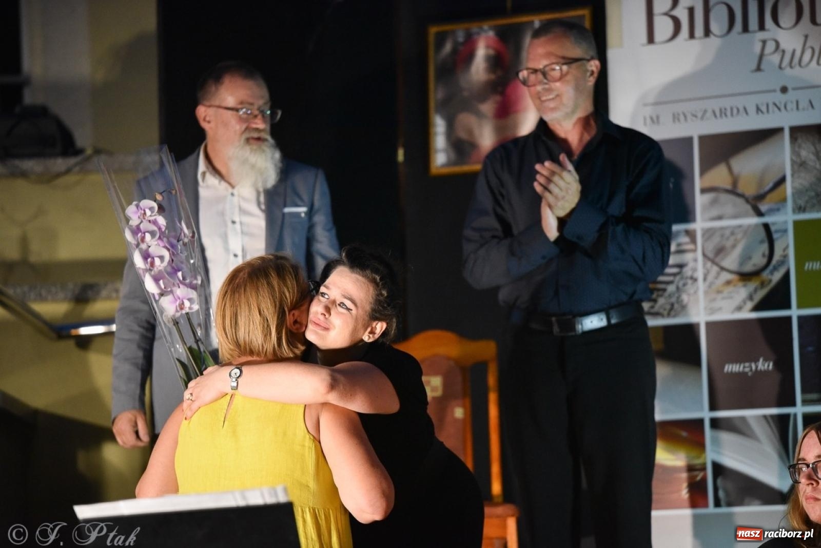 Zdjęcie w galerii na portalu naszraciborz.pl: Ah, kultura! Teatr Wodzisławskiej Ulicy na schodach raciborskiej książnicy wiadomości z regionu