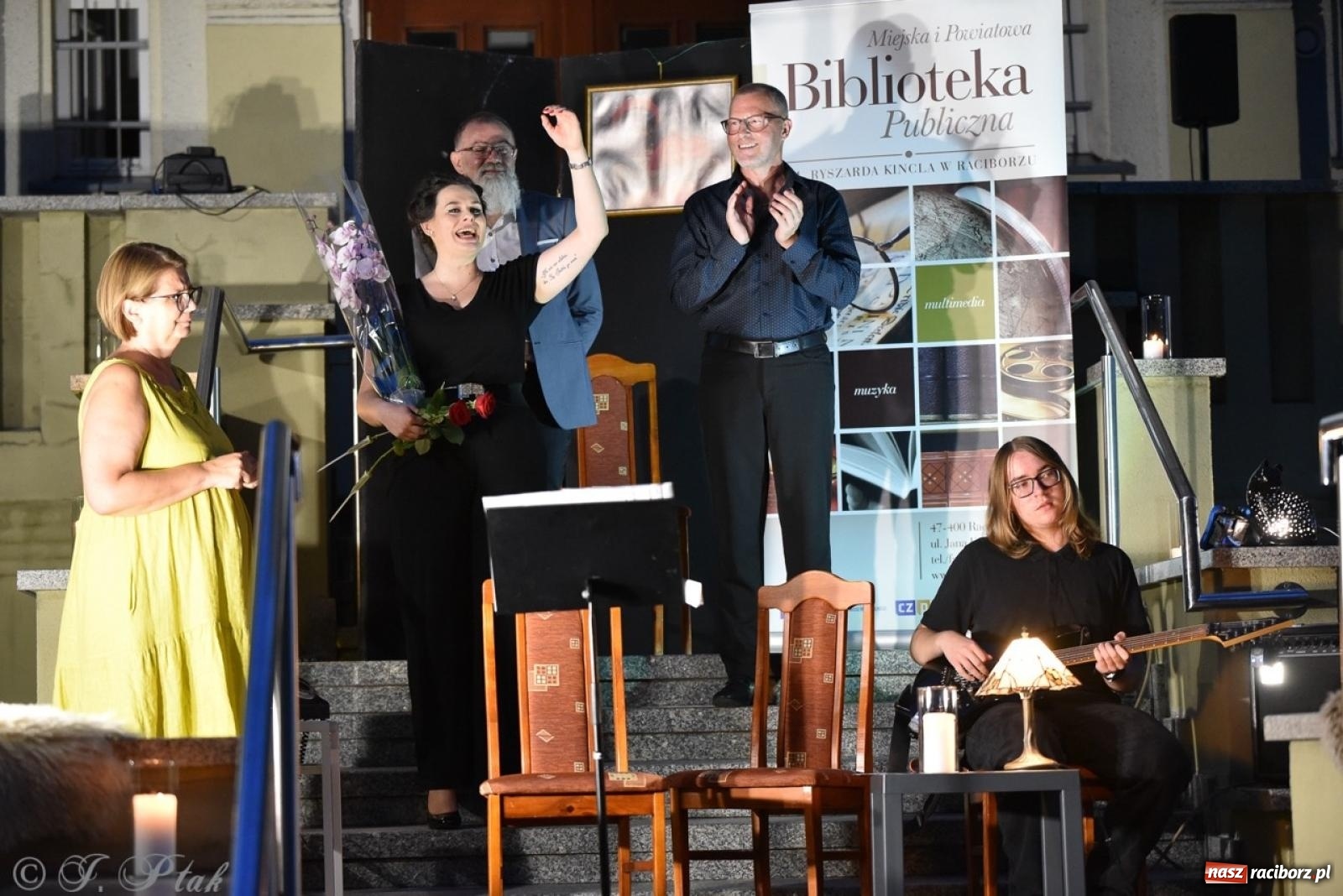 Zdjęcie w galerii na portalu naszraciborz.pl: Ah, kultura! Teatr Wodzisławskiej Ulicy na schodach raciborskiej książnicy wiadomości z regionu