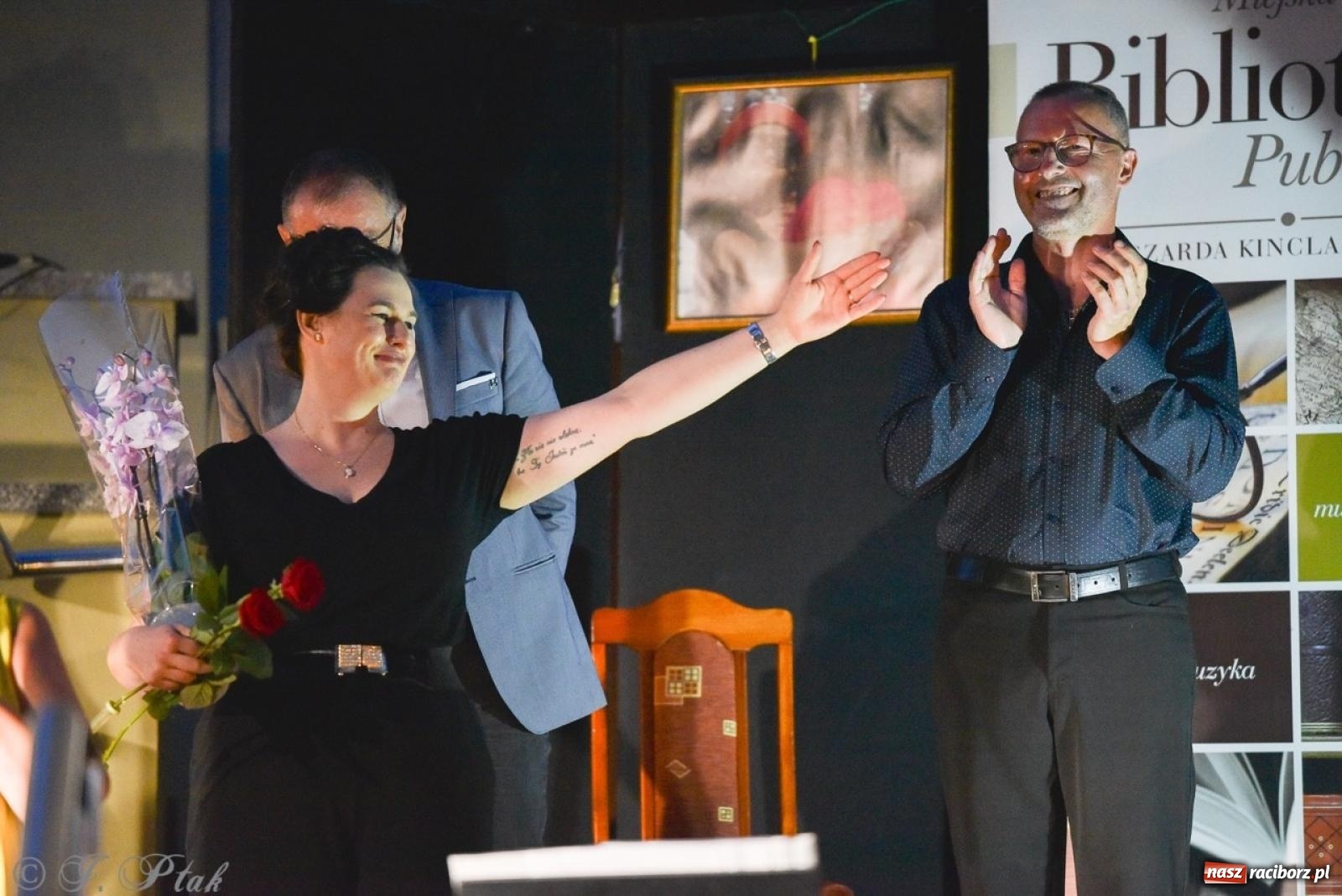 Zdjęcie w galerii na portalu naszraciborz.pl: Ah, kultura! Teatr Wodzisławskiej Ulicy na schodach raciborskiej książnicy wiadomości z regionu