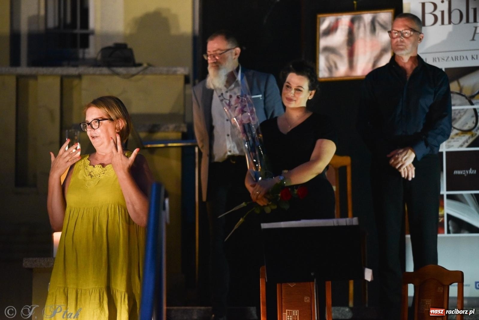 Zdjęcie w galerii na portalu naszraciborz.pl: Ah, kultura! Teatr Wodzisławskiej Ulicy na schodach raciborskiej książnicy wiadomości z regionu