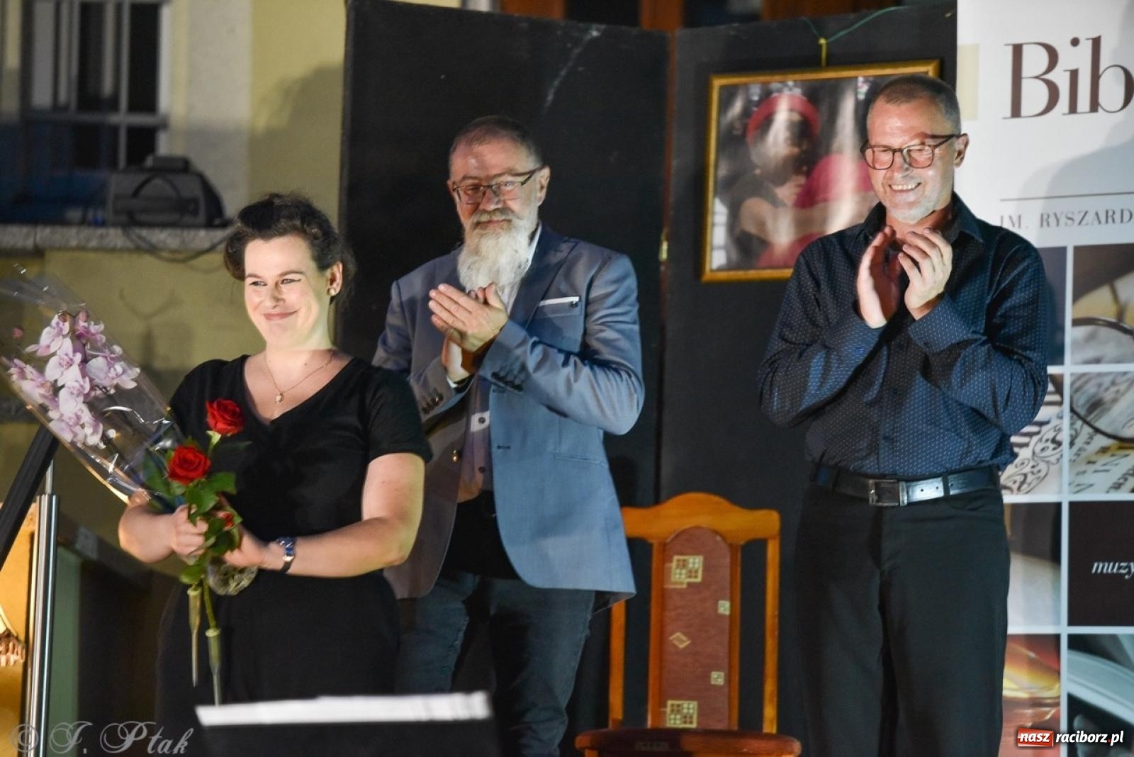 Zdjęcie w galerii na portalu naszraciborz.pl: Ah, kultura! Teatr Wodzisławskiej Ulicy na schodach raciborskiej książnicy wiadomości z regionu