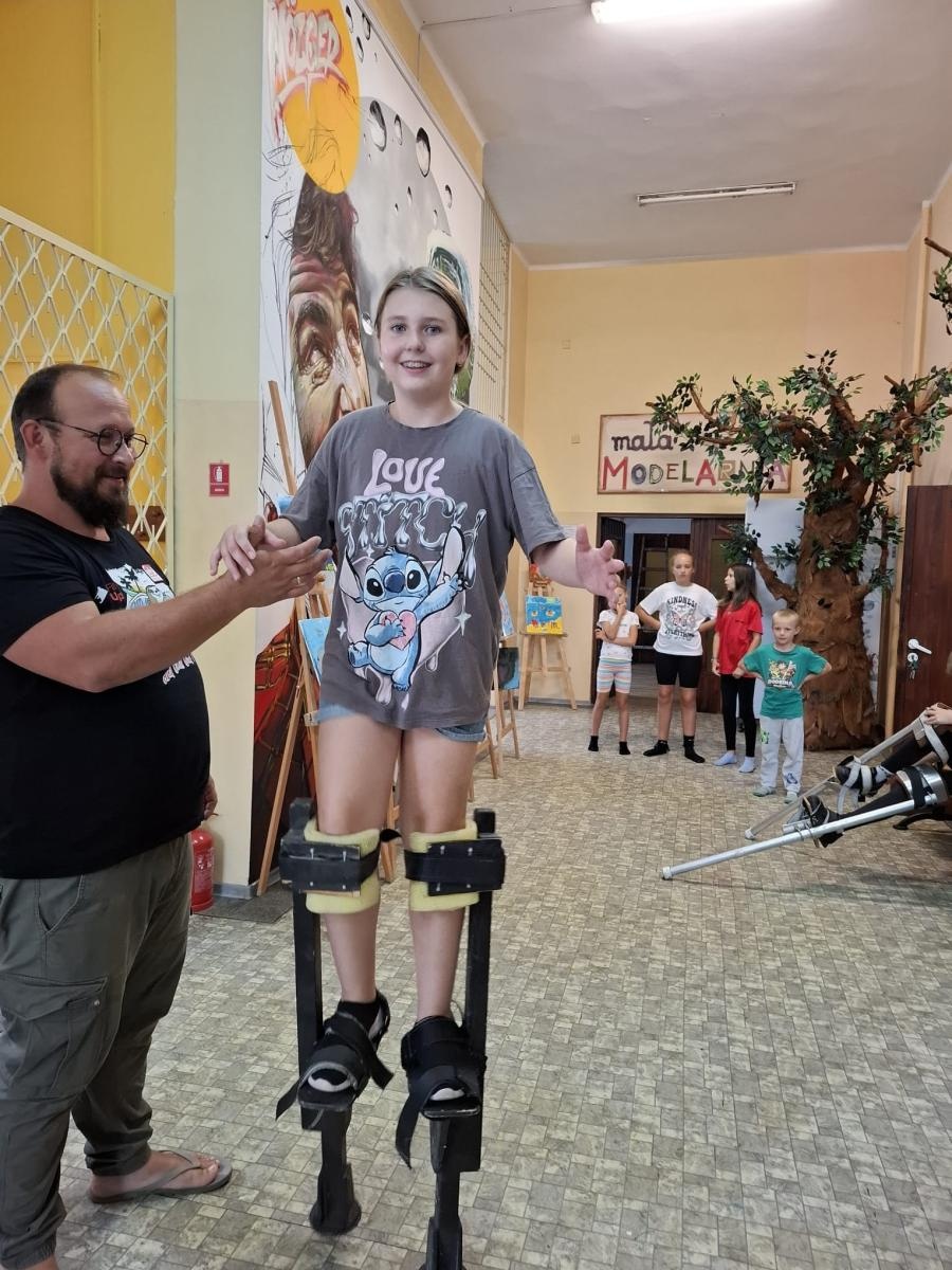 Zdjęcie w galerii na portalu naszraciborz.pl: Zakończyły się czterodniowe warsztaty teatralno-szczudlarskie w ramach akcji Wakacje w Powiecie wiadomości z regionu