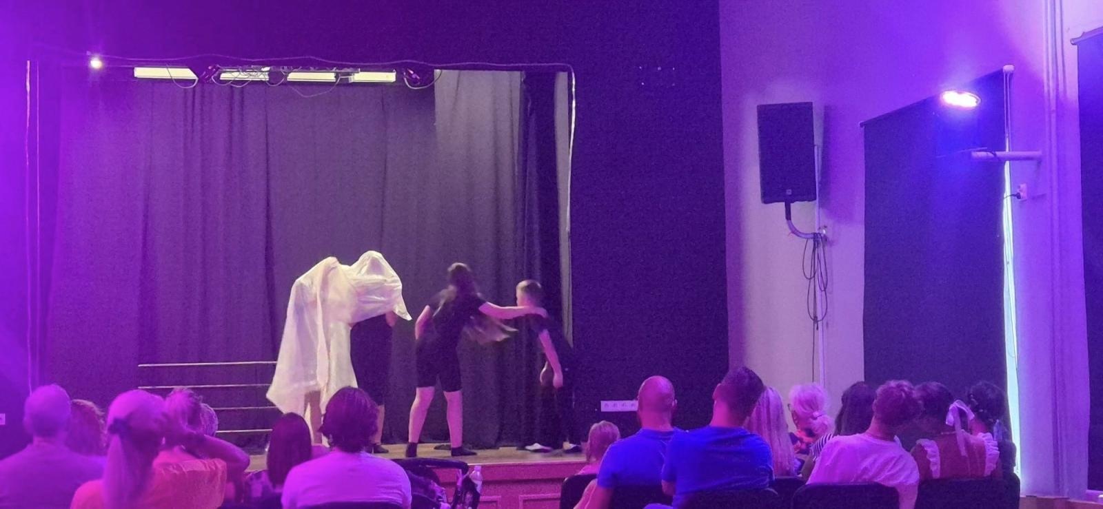 Zdjęcie w galerii na portalu naszraciborz.pl: Zakończyły się czterodniowe warsztaty teatralno-szczudlarskie w ramach akcji Wakacje w Powiecie wiadomości z regionu