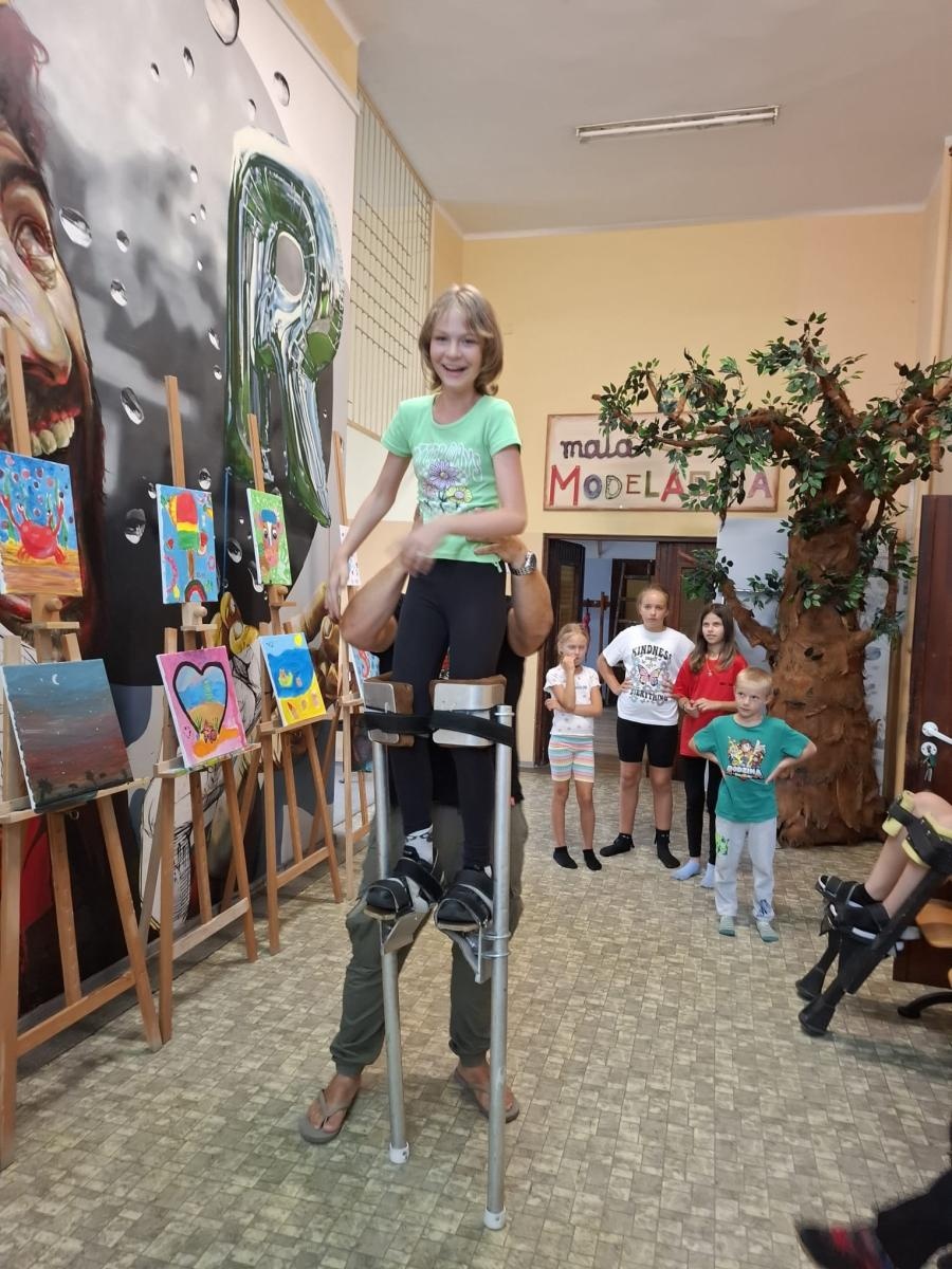 Zdjęcie w galerii na portalu naszraciborz.pl: Zakończyły się czterodniowe warsztaty teatralno-szczudlarskie w ramach akcji Wakacje w Powiecie wiadomości z regionu