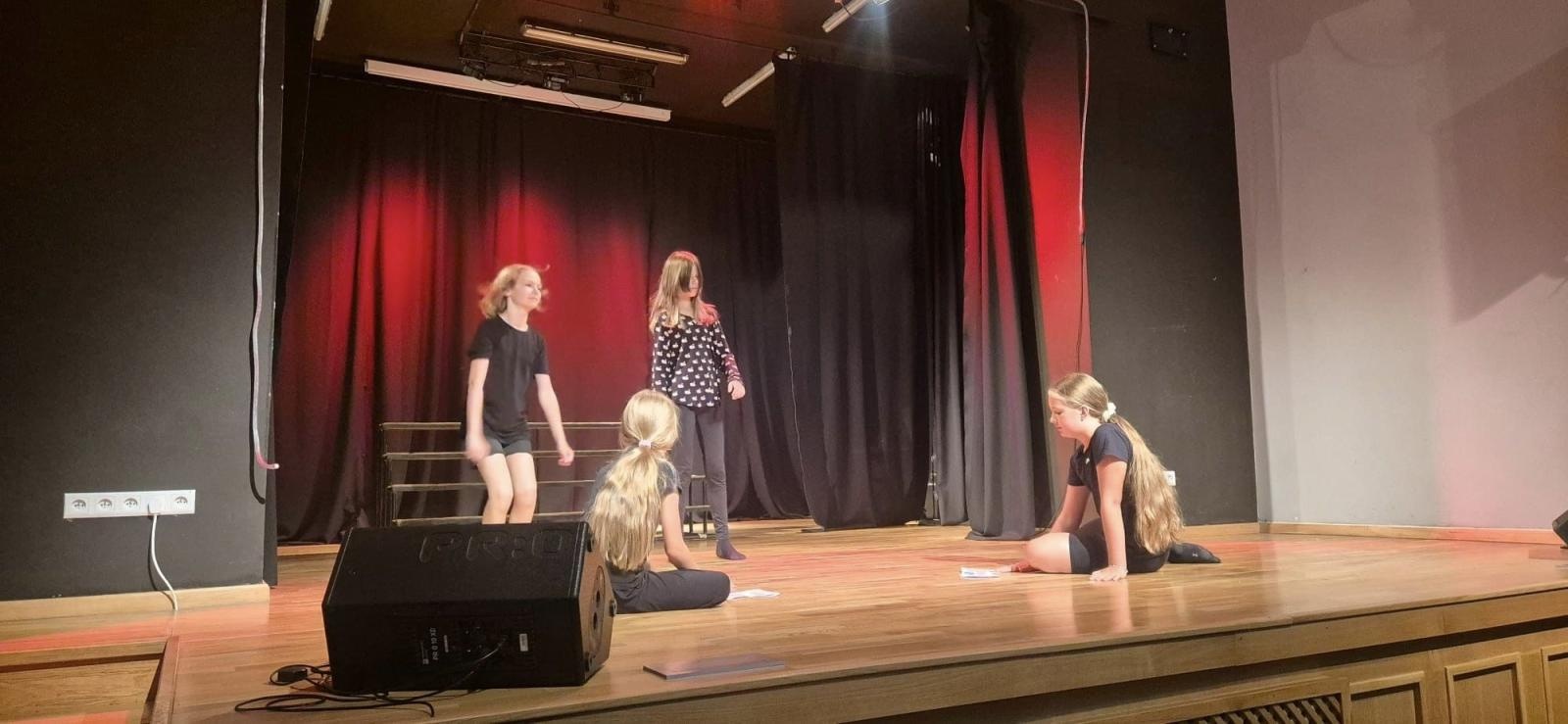 Zdjęcie w galerii na portalu naszraciborz.pl: Zakończyły się czterodniowe warsztaty teatralno-szczudlarskie w ramach akcji Wakacje w Powiecie wiadomości z regionu