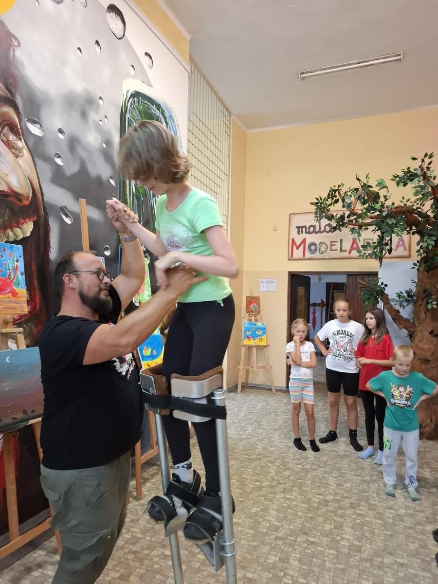 Zdjęcie w galerii na portalu naszraciborz.pl: Zakończyły się czterodniowe warsztaty teatralno-szczudlarskie w ramach akcji Wakacje w Powiecie wiadomości z regionu