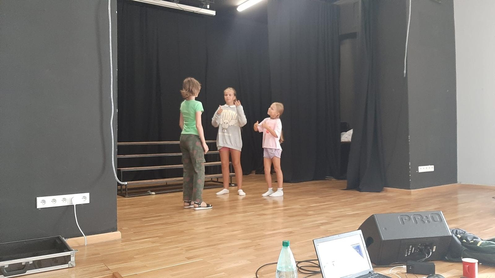 Zdjęcie w galerii na portalu naszraciborz.pl: Zakończyły się czterodniowe warsztaty teatralno-szczudlarskie w ramach akcji Wakacje w Powiecie wiadomości z regionu