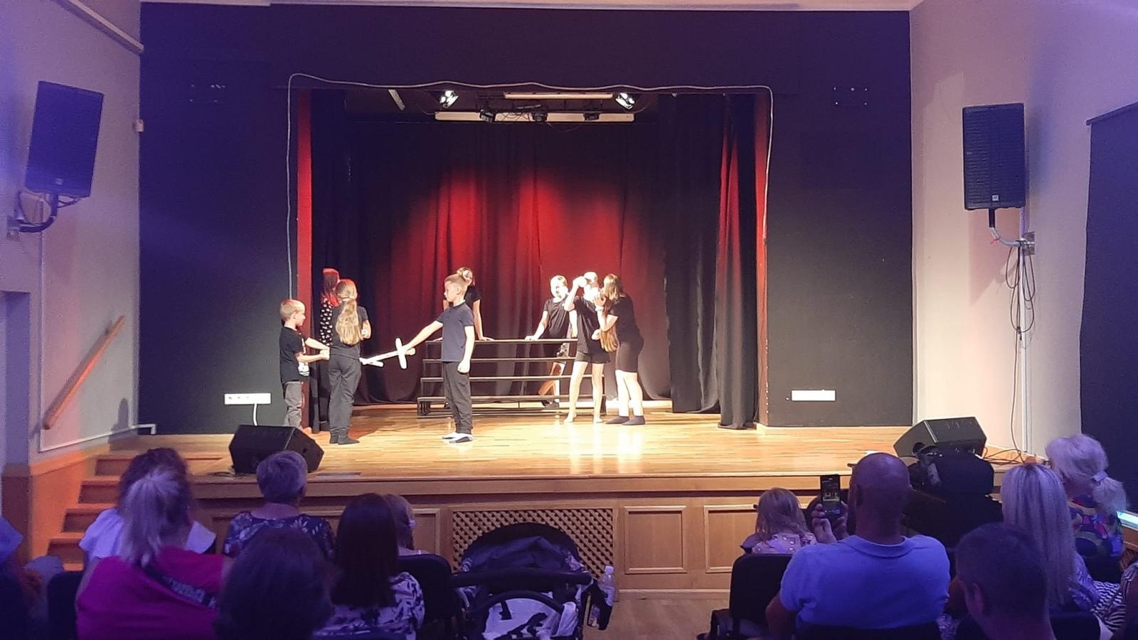 Zdjęcie w galerii na portalu naszraciborz.pl: Zakończyły się czterodniowe warsztaty teatralno-szczudlarskie w ramach akcji Wakacje w Powiecie wiadomości z regionu