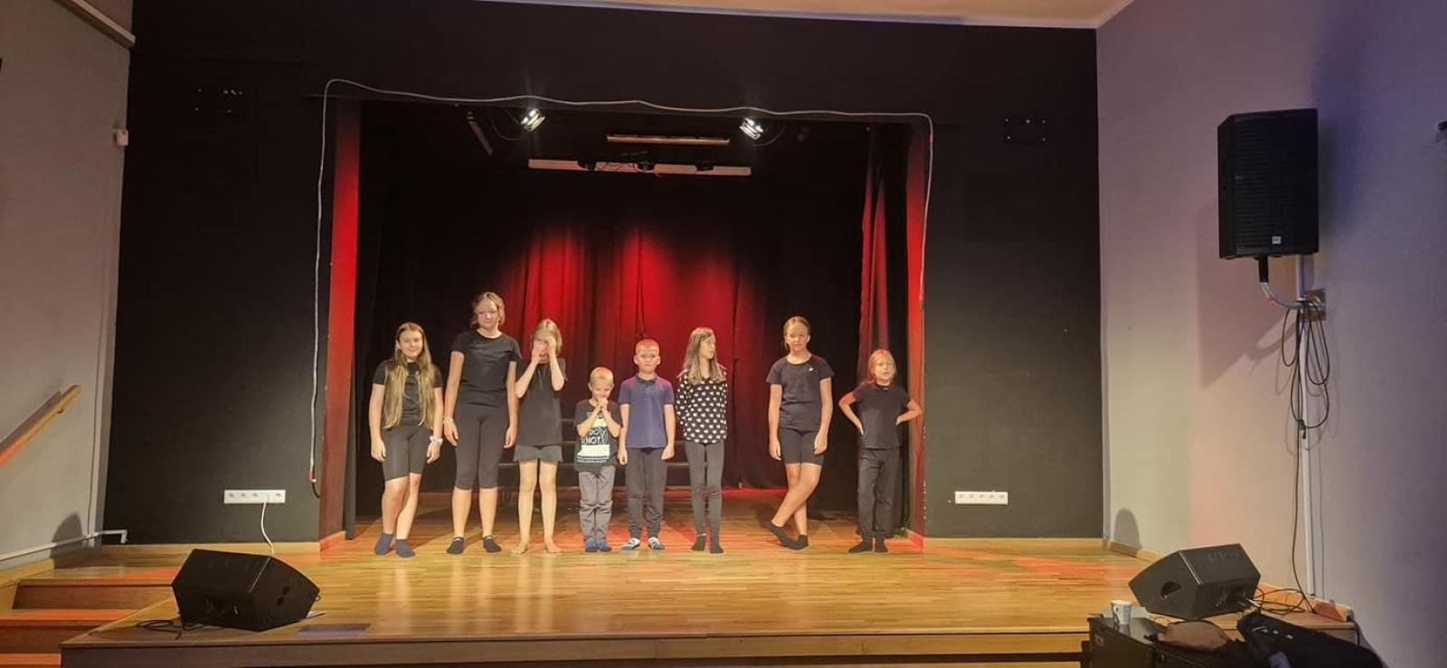 Zdjęcie w galerii na portalu naszraciborz.pl: Zakończyły się czterodniowe warsztaty teatralno-szczudlarskie w ramach akcji Wakacje w Powiecie wiadomości z regionu