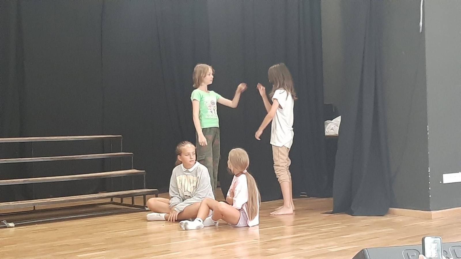 Zdjęcie w galerii na portalu naszraciborz.pl: Zakończyły się czterodniowe warsztaty teatralno-szczudlarskie w ramach akcji Wakacje w Powiecie wiadomości z regionu