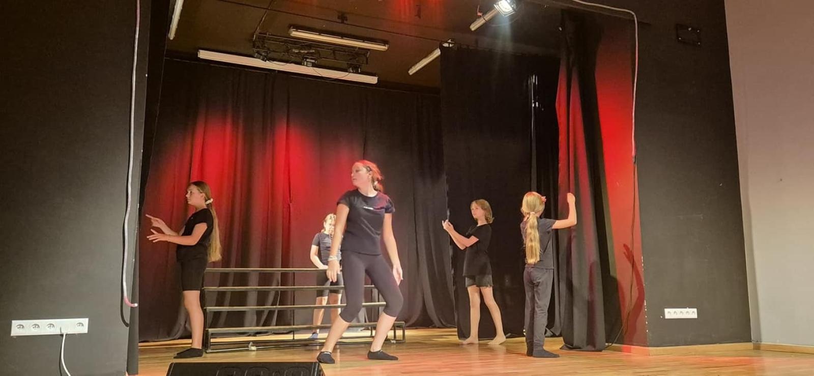 Zdjęcie w galerii na portalu naszraciborz.pl: Zakończyły się czterodniowe warsztaty teatralno-szczudlarskie w ramach akcji Wakacje w Powiecie wiadomości z regionu