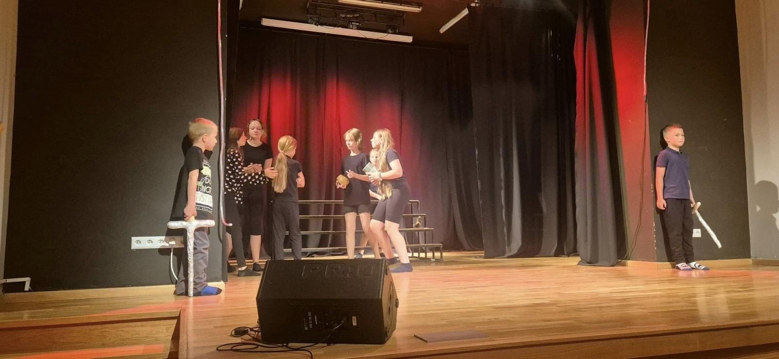 Zdjęcie w galerii na portalu naszraciborz.pl: Zakończyły się czterodniowe warsztaty teatralno-szczudlarskie w ramach akcji Wakacje w Powiecie wiadomości z regionu