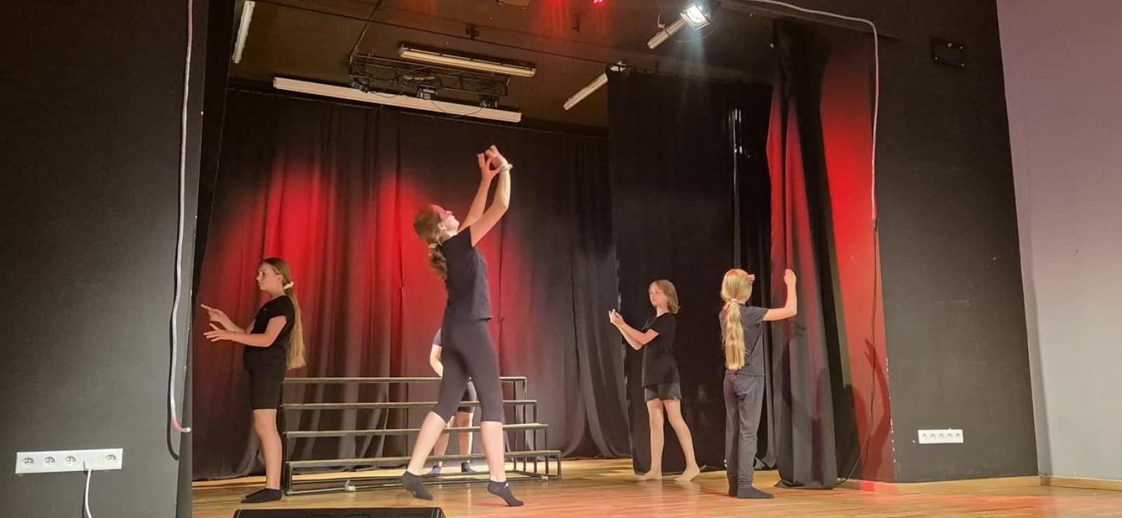 Zdjęcie w galerii na portalu naszraciborz.pl: Zakończyły się czterodniowe warsztaty teatralno-szczudlarskie w ramach akcji Wakacje w Powiecie wiadomości z regionu