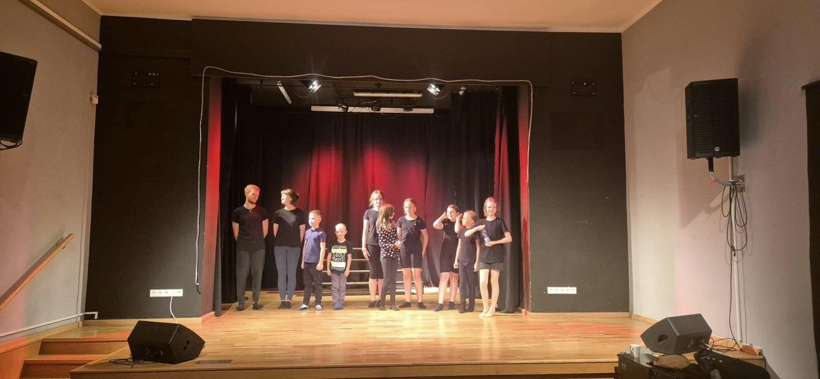 Zdjęcie w galerii na portalu naszraciborz.pl: Zakończyły się czterodniowe warsztaty teatralno-szczudlarskie w ramach akcji Wakacje w Powiecie wiadomości z regionu