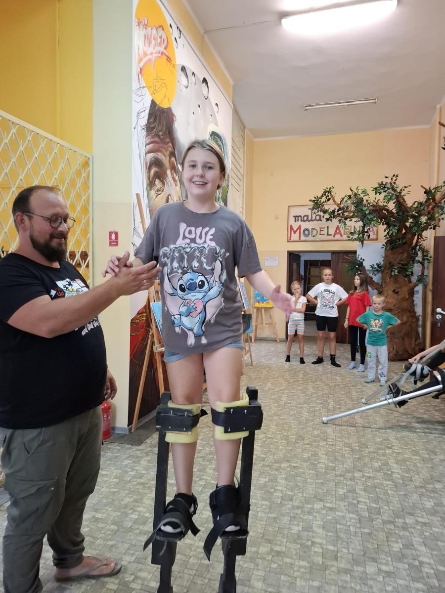 Zdjęcie w galerii na portalu naszraciborz.pl: Zakończyły się czterodniowe warsztaty teatralno-szczudlarskie w ramach akcji Wakacje w Powiecie wiadomości z regionu