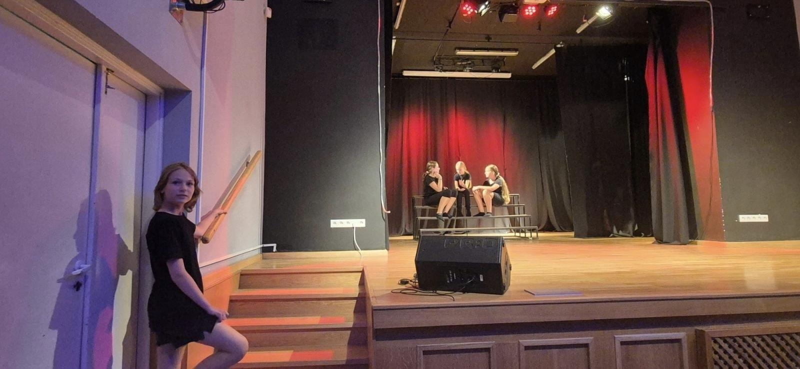 Zdjęcie w galerii na portalu naszraciborz.pl: Zakończyły się czterodniowe warsztaty teatralno-szczudlarskie w ramach akcji Wakacje w Powiecie wiadomości z regionu