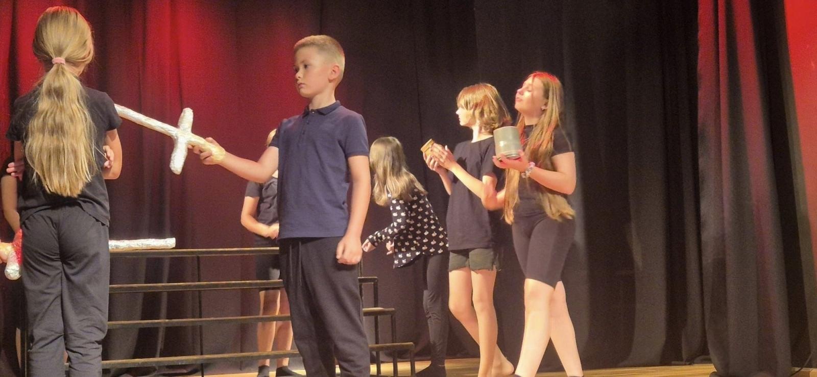 Zdjęcie w galerii na portalu naszraciborz.pl: Zakończyły się czterodniowe warsztaty teatralno-szczudlarskie w ramach akcji Wakacje w Powiecie wiadomości z regionu