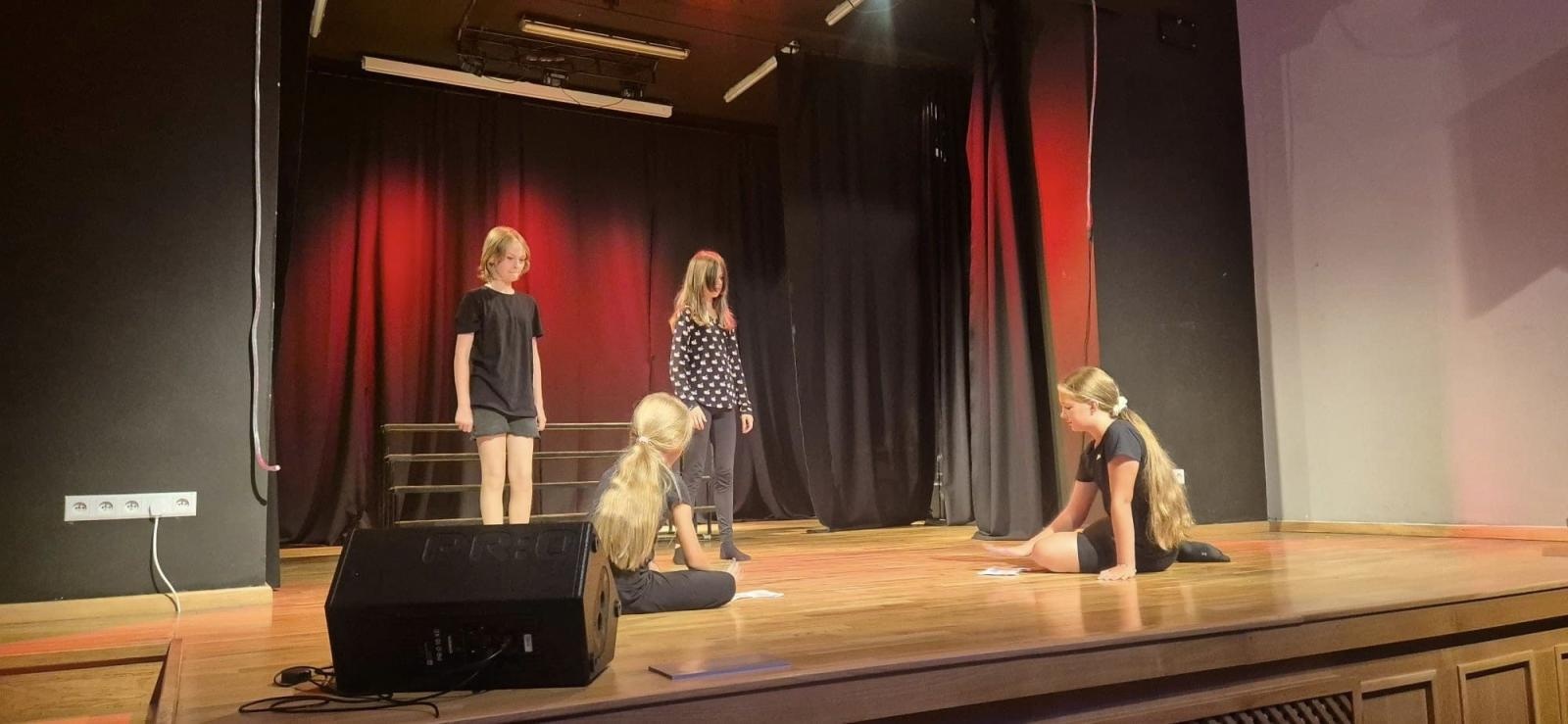 Zdjęcie w galerii na portalu naszraciborz.pl: Zakończyły się czterodniowe warsztaty teatralno-szczudlarskie w ramach akcji Wakacje w Powiecie wiadomości z regionu