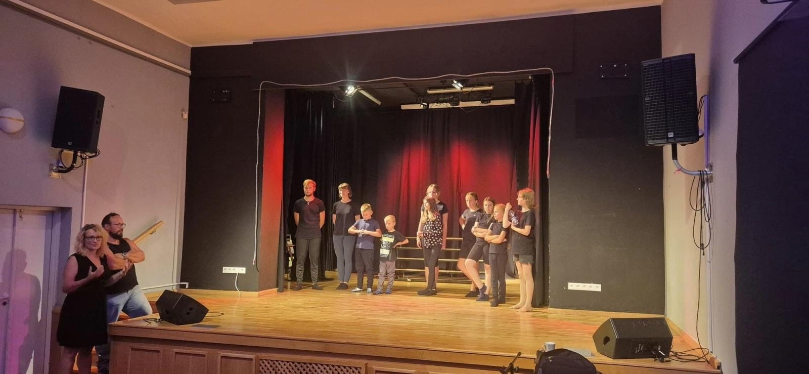 Zdjęcie w galerii na portalu naszraciborz.pl: Zakończyły się czterodniowe warsztaty teatralno-szczudlarskie w ramach akcji Wakacje w Powiecie wiadomości z regionu