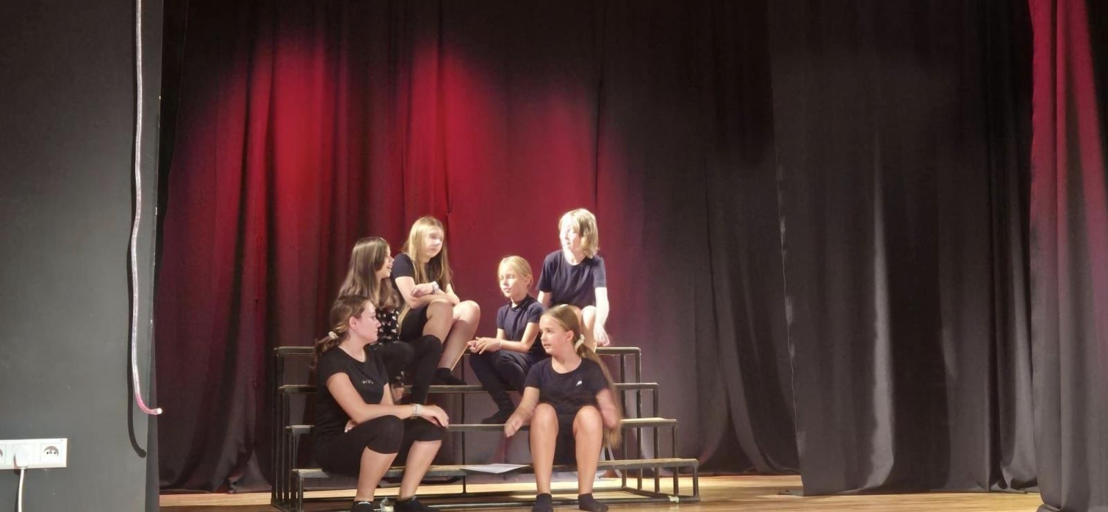 Zdjęcie w galerii na portalu naszraciborz.pl: Zakończyły się czterodniowe warsztaty teatralno-szczudlarskie w ramach akcji Wakacje w Powiecie wiadomości z regionu