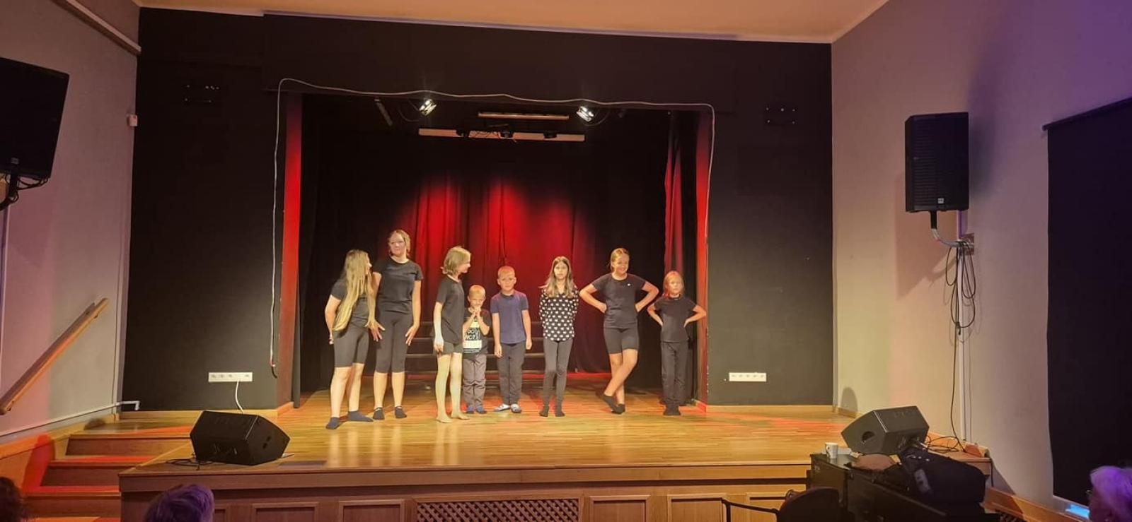 Zdjęcie w galerii na portalu naszraciborz.pl: Zakończyły się czterodniowe warsztaty teatralno-szczudlarskie w ramach akcji Wakacje w Powiecie wiadomości z regionu