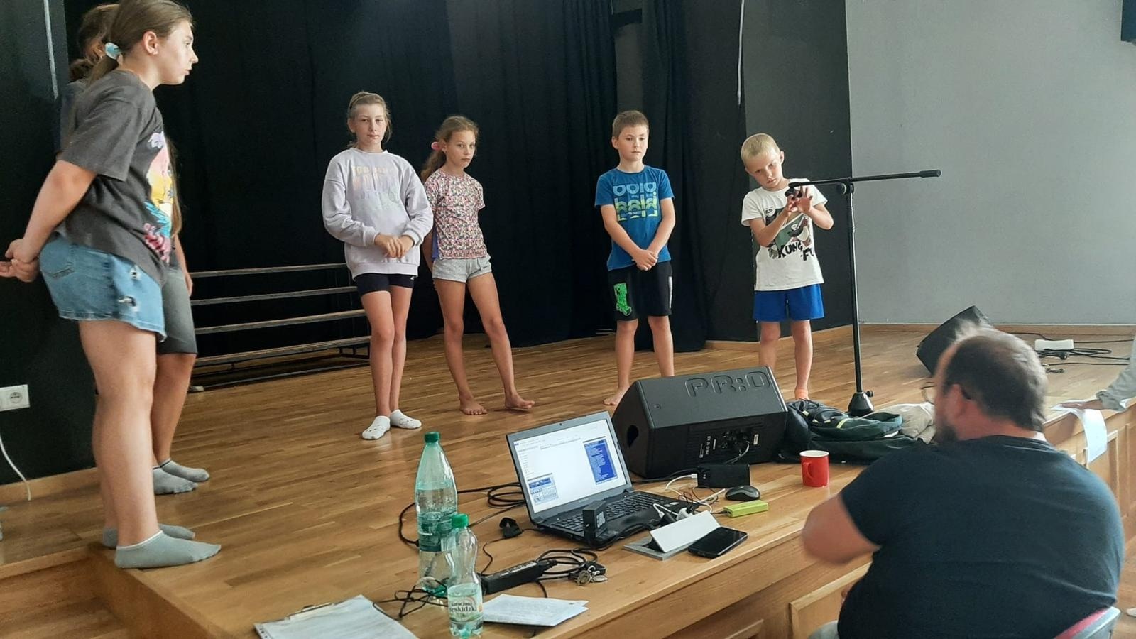 Zdjęcie w galerii na portalu naszraciborz.pl: Zakończyły się czterodniowe warsztaty teatralno-szczudlarskie w ramach akcji Wakacje w Powiecie wiadomości z regionu