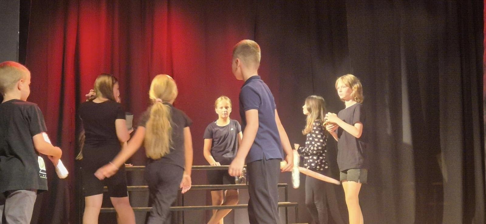 Zdjęcie w galerii na portalu naszraciborz.pl: Zakończyły się czterodniowe warsztaty teatralno-szczudlarskie w ramach akcji Wakacje w Powiecie wiadomości z regionu