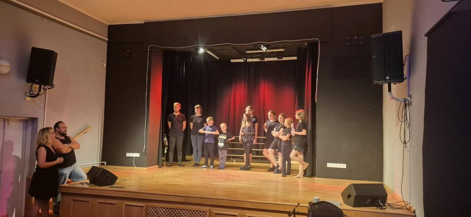 Zdjęcie w galerii na portalu naszraciborz.pl: Zakończyły się czterodniowe warsztaty teatralno-szczudlarskie w ramach akcji Wakacje w Powiecie wiadomości z regionu