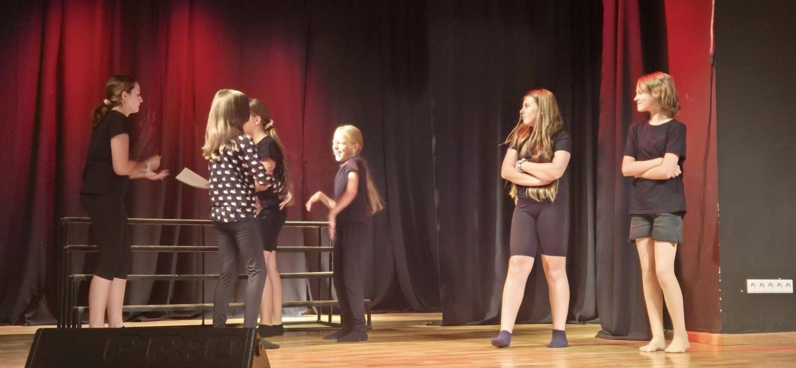 Zdjęcie w galerii na portalu naszraciborz.pl: Zakończyły się czterodniowe warsztaty teatralno-szczudlarskie w ramach akcji Wakacje w Powiecie wiadomości z regionu