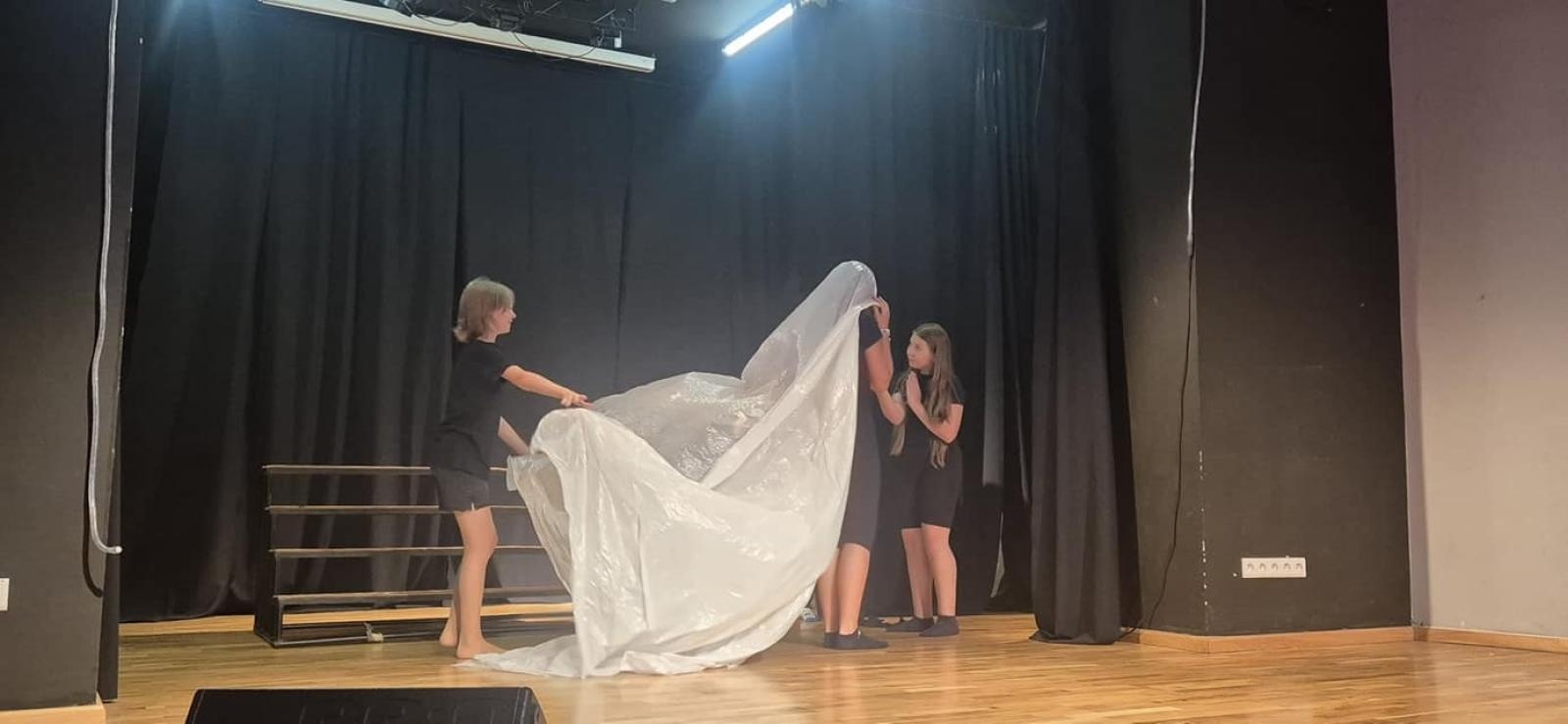 Zdjęcie w galerii na portalu naszraciborz.pl: Zakończyły się czterodniowe warsztaty teatralno-szczudlarskie w ramach akcji Wakacje w Powiecie wiadomości z regionu