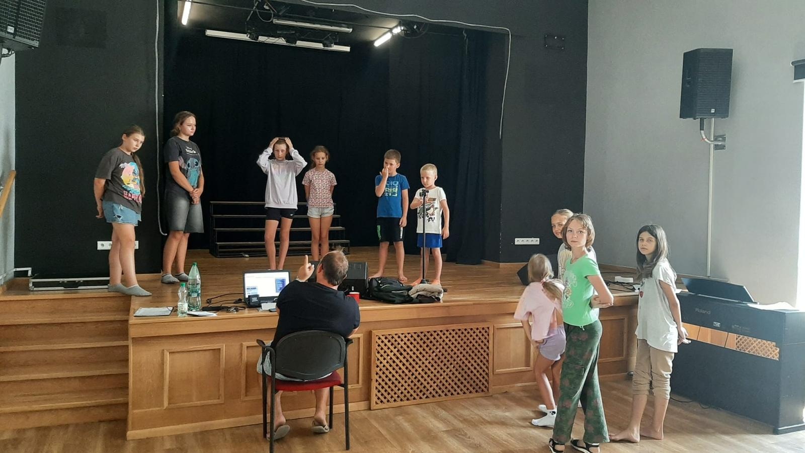 Zdjęcie w galerii na portalu naszraciborz.pl: Zakończyły się czterodniowe warsztaty teatralno-szczudlarskie w ramach akcji Wakacje w Powiecie wiadomości z regionu