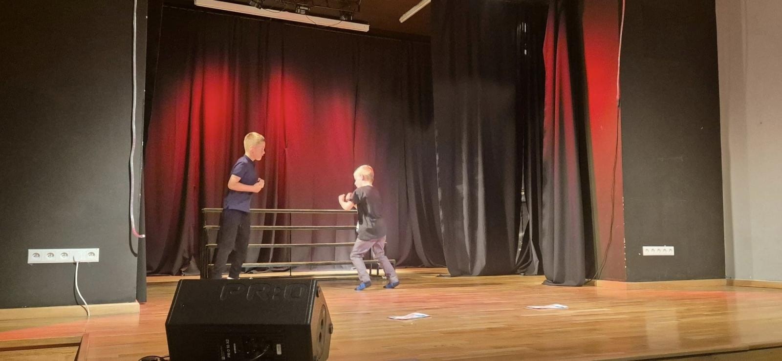 Zdjęcie w galerii na portalu naszraciborz.pl: Zakończyły się czterodniowe warsztaty teatralno-szczudlarskie w ramach akcji Wakacje w Powiecie wiadomości z regionu