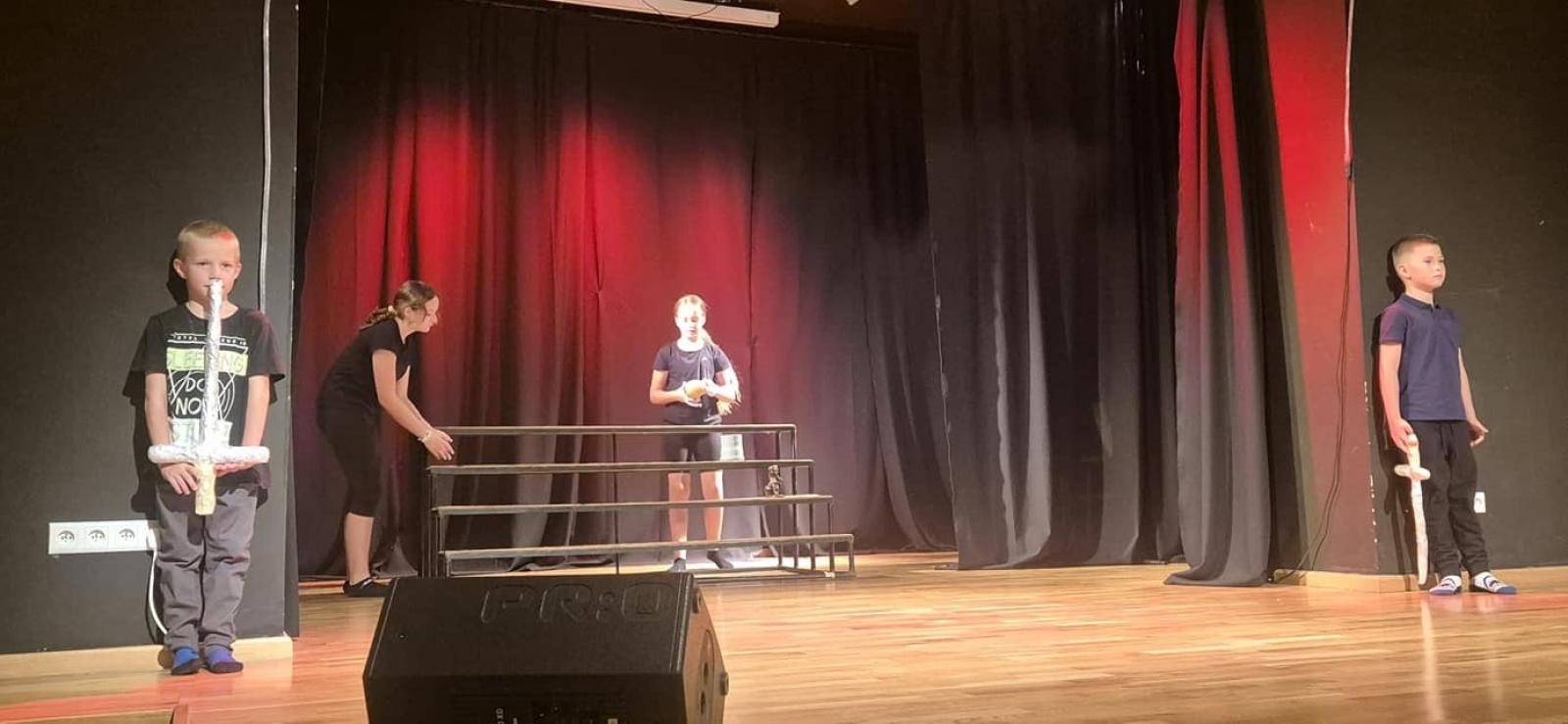 Zdjęcie w galerii na portalu naszraciborz.pl: Zakończyły się czterodniowe warsztaty teatralno-szczudlarskie w ramach akcji Wakacje w Powiecie wiadomości z regionu