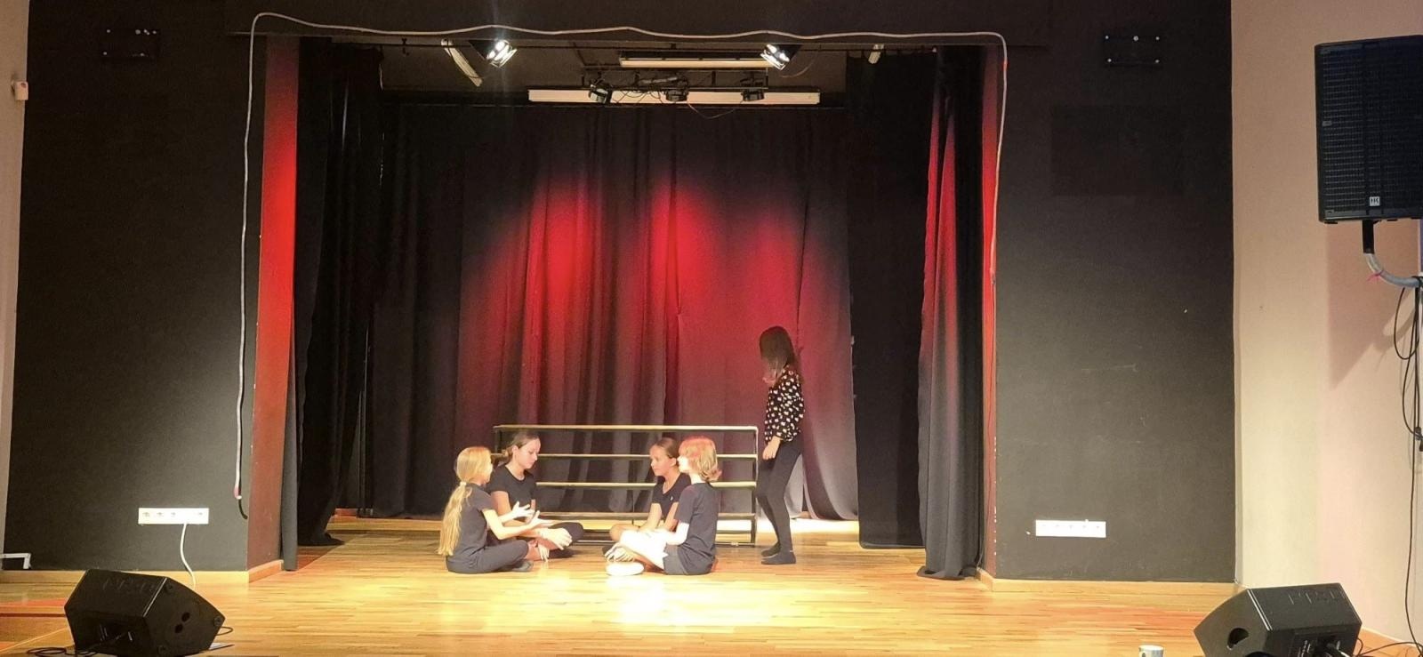 Zdjęcie w galerii na portalu naszraciborz.pl: Zakończyły się czterodniowe warsztaty teatralno-szczudlarskie w ramach akcji Wakacje w Powiecie wiadomości z regionu