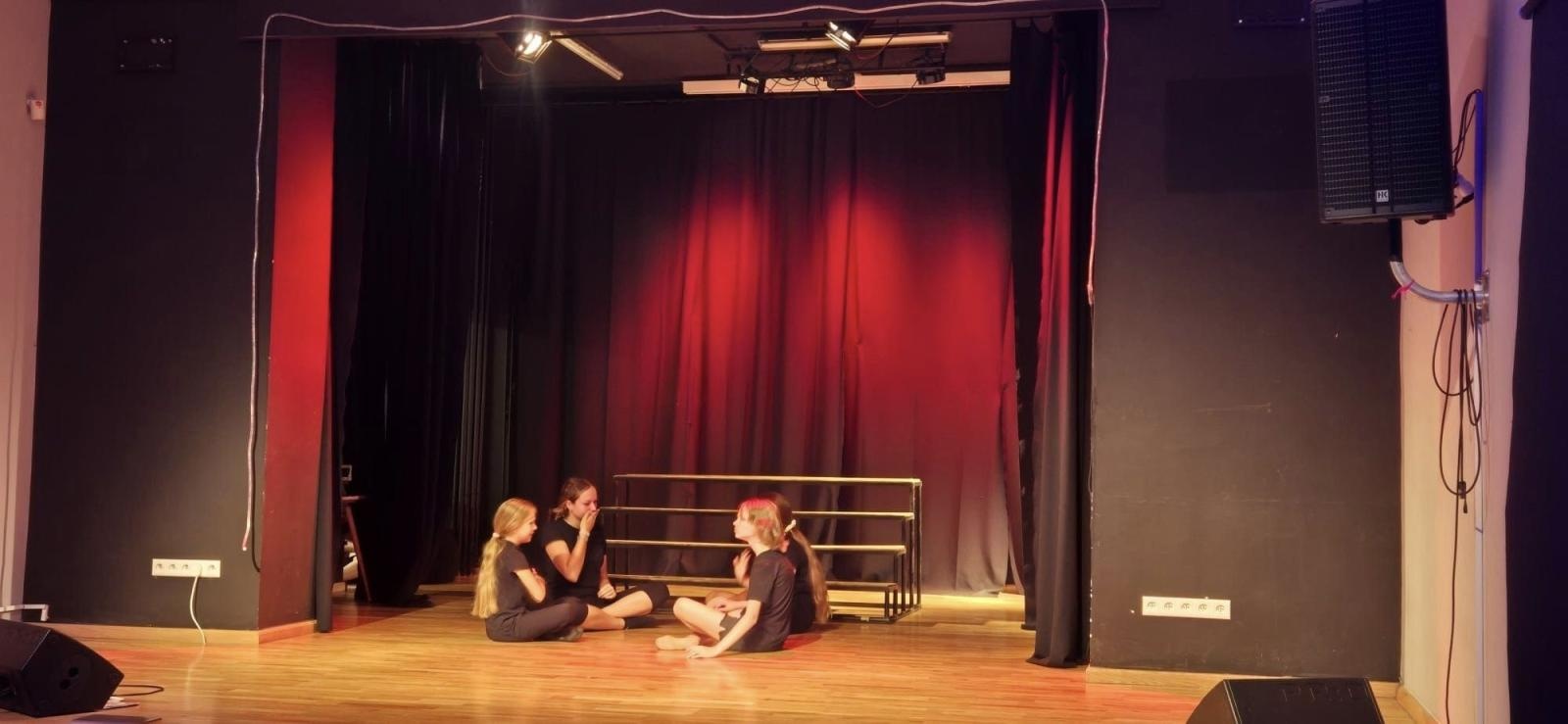 Zdjęcie w galerii na portalu naszraciborz.pl: Zakończyły się czterodniowe warsztaty teatralno-szczudlarskie w ramach akcji Wakacje w Powiecie wiadomości z regionu