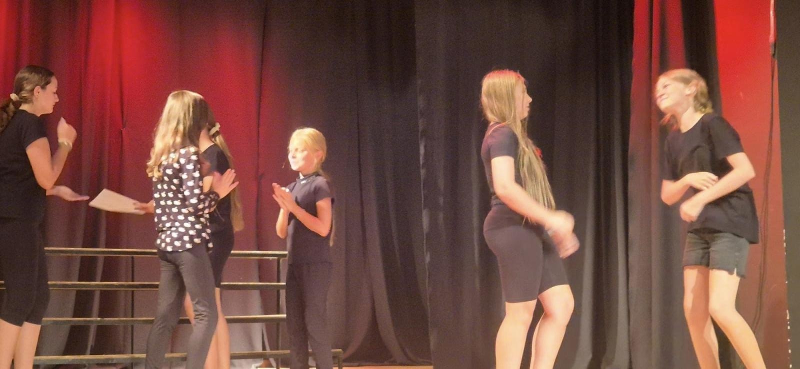 Zdjęcie w galerii na portalu naszraciborz.pl: Zakończyły się czterodniowe warsztaty teatralno-szczudlarskie w ramach akcji Wakacje w Powiecie wiadomości z regionu