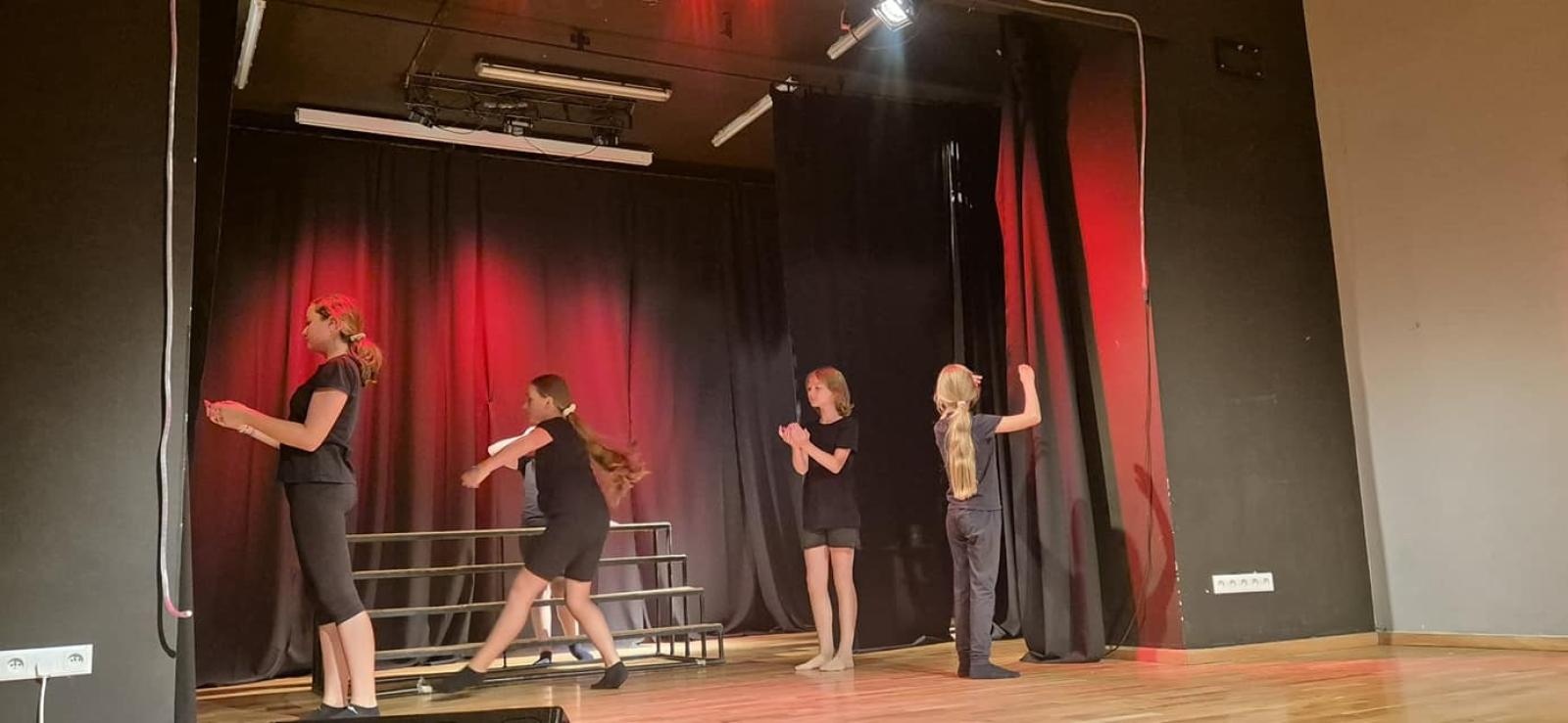 Zdjęcie w galerii na portalu naszraciborz.pl: Zakończyły się czterodniowe warsztaty teatralno-szczudlarskie w ramach akcji Wakacje w Powiecie wiadomości z regionu