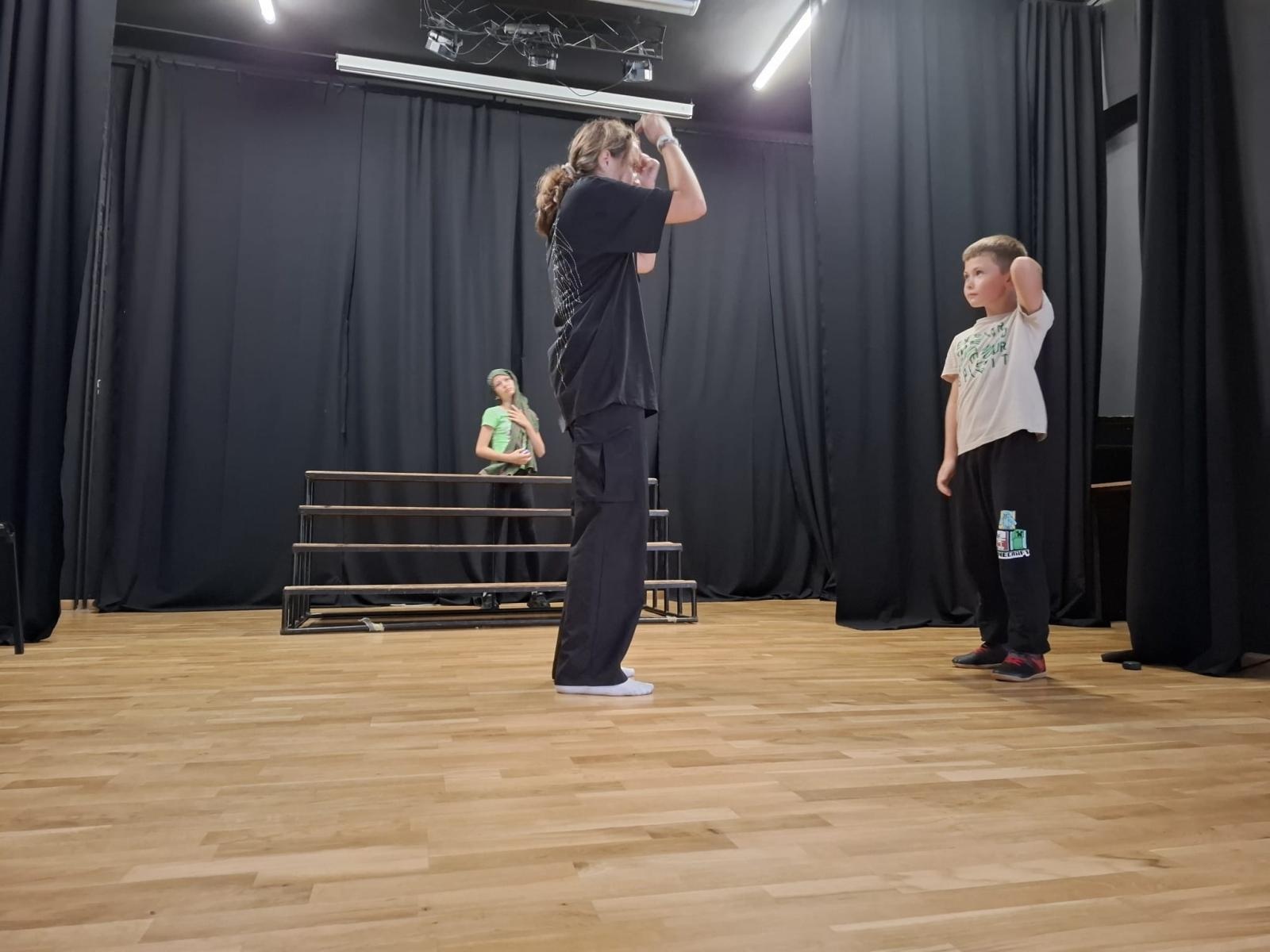 Zdjęcie w galerii na portalu naszraciborz.pl: Zakończyły się czterodniowe warsztaty teatralno-szczudlarskie w ramach akcji Wakacje w Powiecie wiadomości z regionu