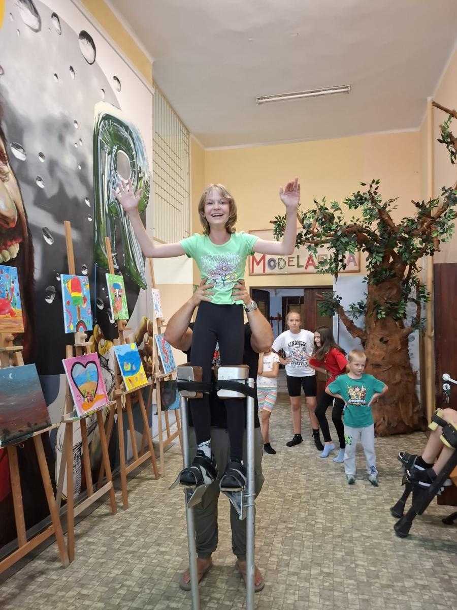 Zdjęcie w galerii na portalu naszraciborz.pl: Zakończyły się czterodniowe warsztaty teatralno-szczudlarskie w ramach akcji Wakacje w Powiecie wiadomości z regionu