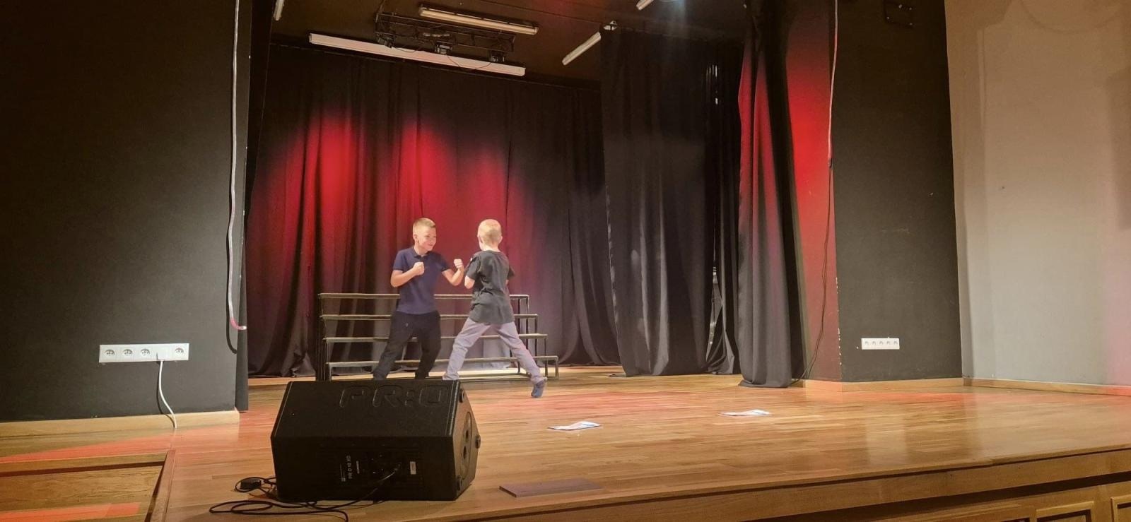 Zdjęcie w galerii na portalu naszraciborz.pl: Zakończyły się czterodniowe warsztaty teatralno-szczudlarskie w ramach akcji Wakacje w Powiecie wiadomości z regionu