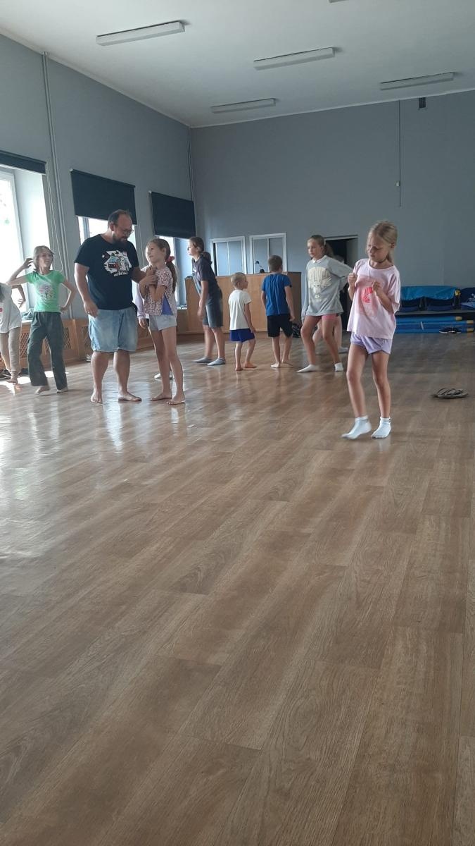 Zdjęcie w galerii na portalu naszraciborz.pl: Zakończyły się czterodniowe warsztaty teatralno-szczudlarskie w ramach akcji Wakacje w Powiecie wiadomości z regionu