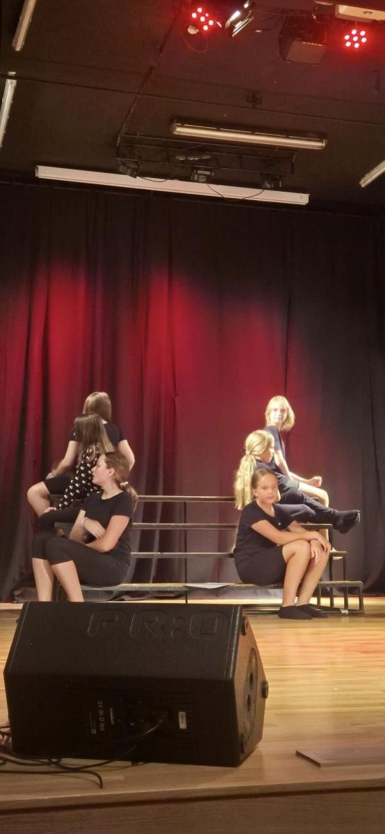 Zdjęcie w galerii na portalu naszraciborz.pl: Zakończyły się czterodniowe warsztaty teatralno-szczudlarskie w ramach akcji Wakacje w Powiecie wiadomości z regionu