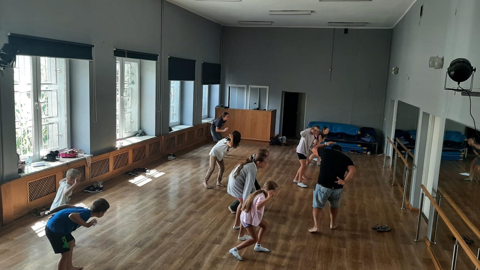 Zdjęcie w galerii na portalu naszraciborz.pl: Zakończyły się czterodniowe warsztaty teatralno-szczudlarskie w ramach akcji Wakacje w Powiecie wiadomości z regionu