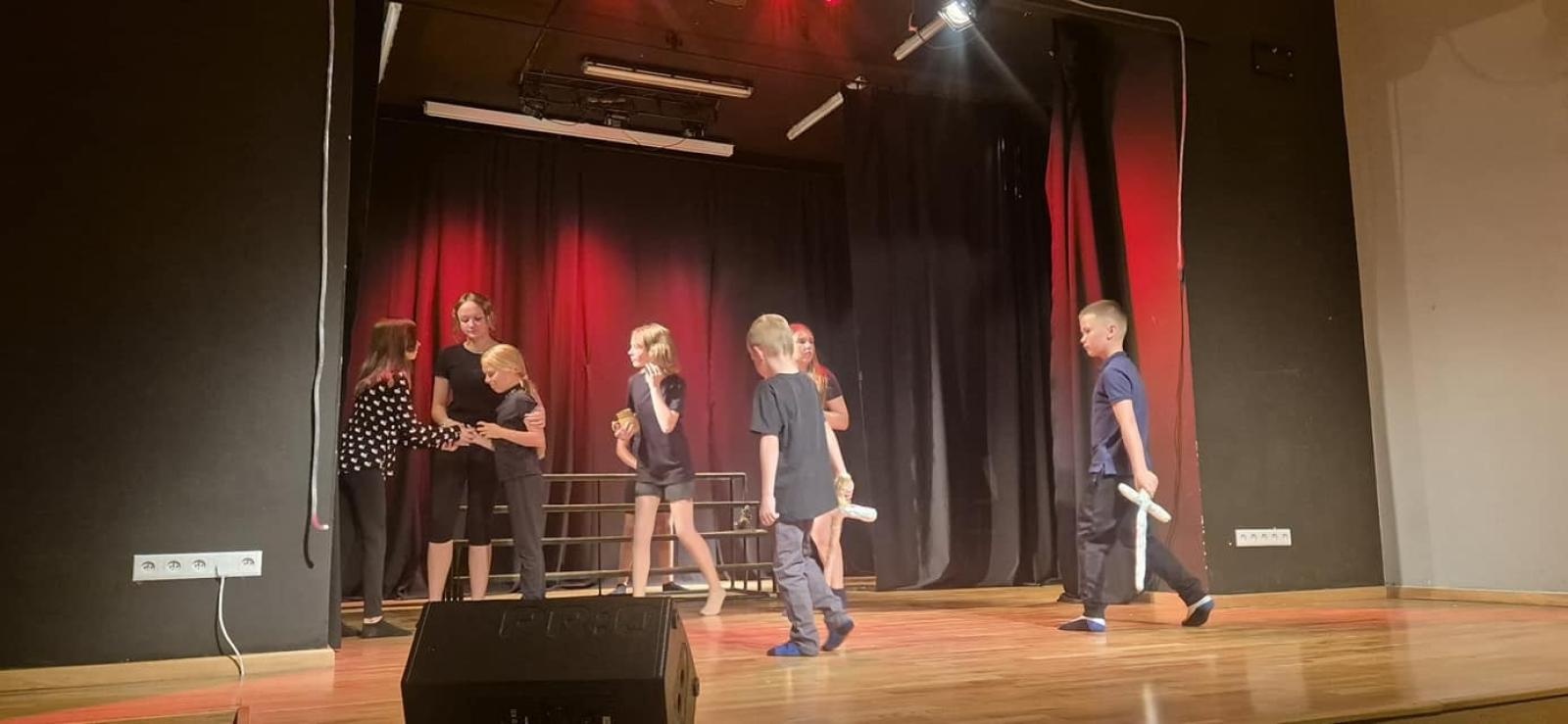 Zdjęcie w galerii na portalu naszraciborz.pl: Zakończyły się czterodniowe warsztaty teatralno-szczudlarskie w ramach akcji Wakacje w Powiecie wiadomości z regionu