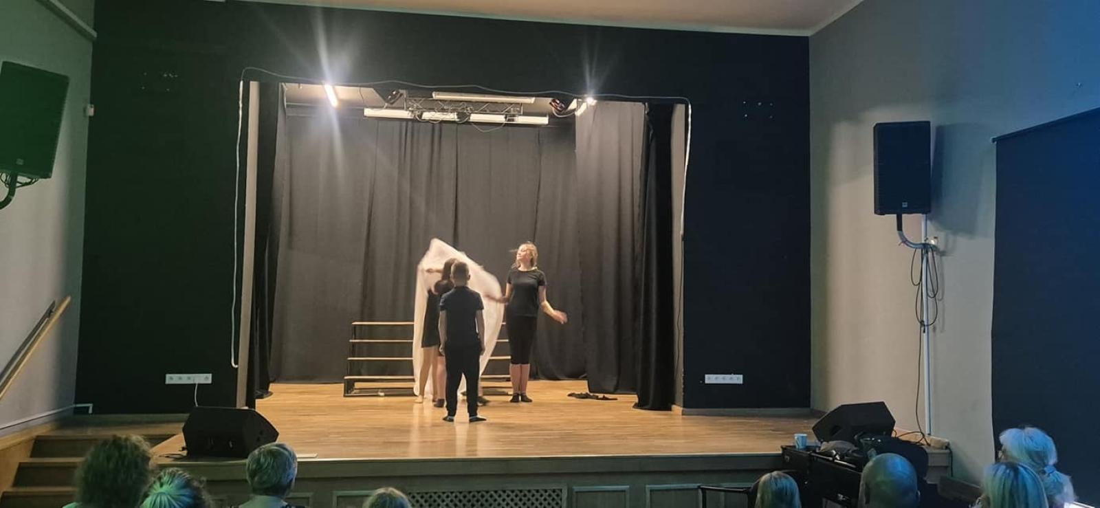 Zdjęcie w galerii na portalu naszraciborz.pl: Zakończyły się czterodniowe warsztaty teatralno-szczudlarskie w ramach akcji Wakacje w Powiecie wiadomości z regionu